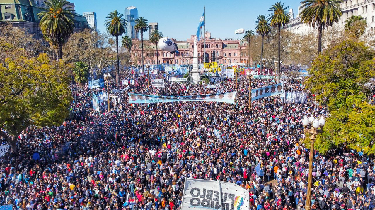 Populismo y movilizacion de masas en America Latina: liderazgo, identidad y construccion politica en el peronismo y el castrismo.